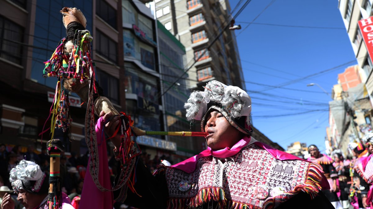 Un hombre toca un cuerno de toro durante su interpretación de la danza 