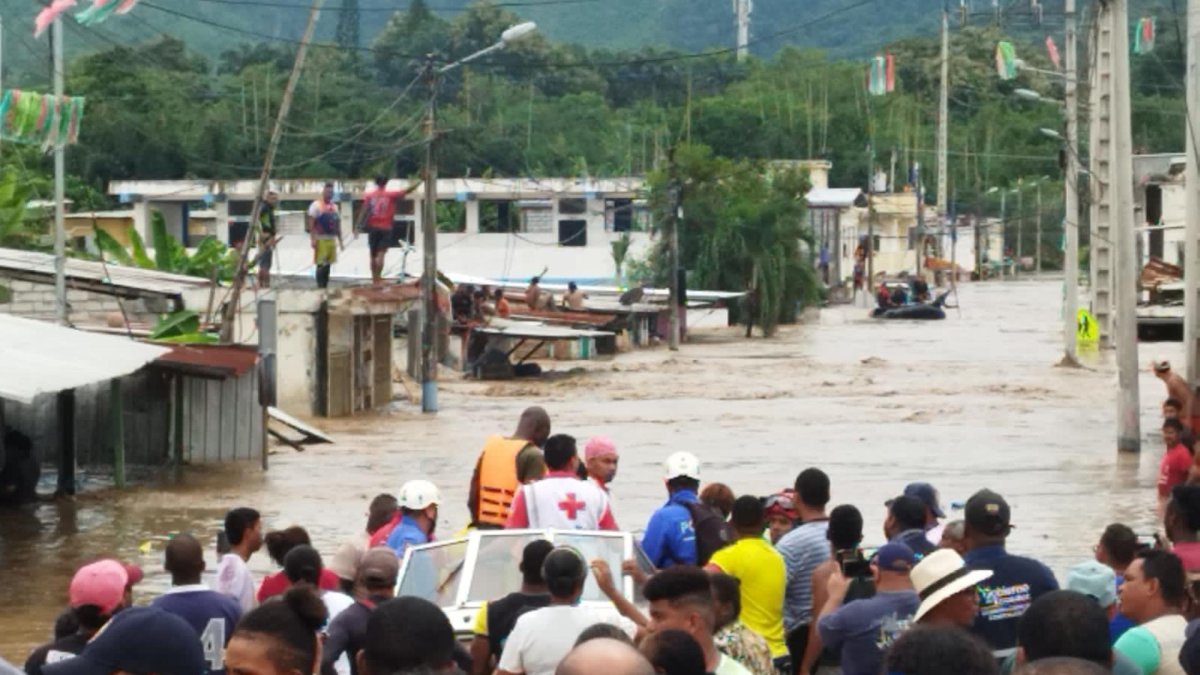 Fotografía cedida por la Fuerza de Tarea Conjunta de las Fuerzas Armas del Ecuador de una inundación en Esmeraldas (Ecuador).