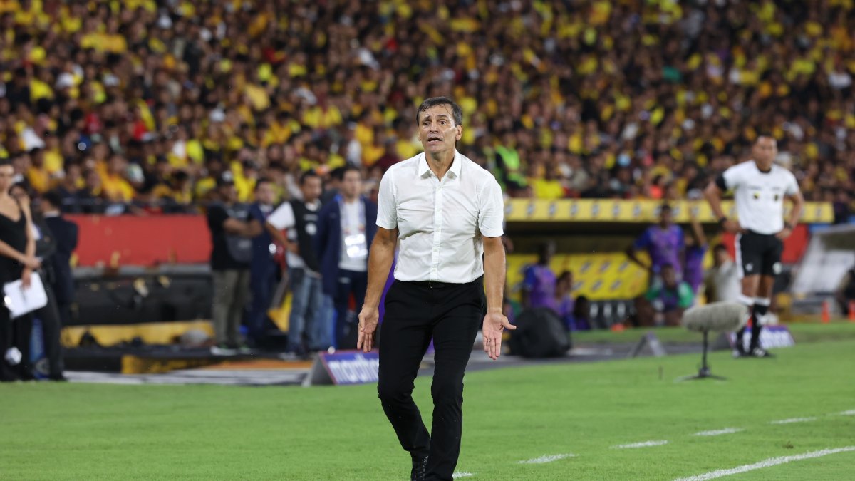 Fabián Bustos renunció a su cargo como entrenador de Barcelona, tras perder el Clásico del Astillero.