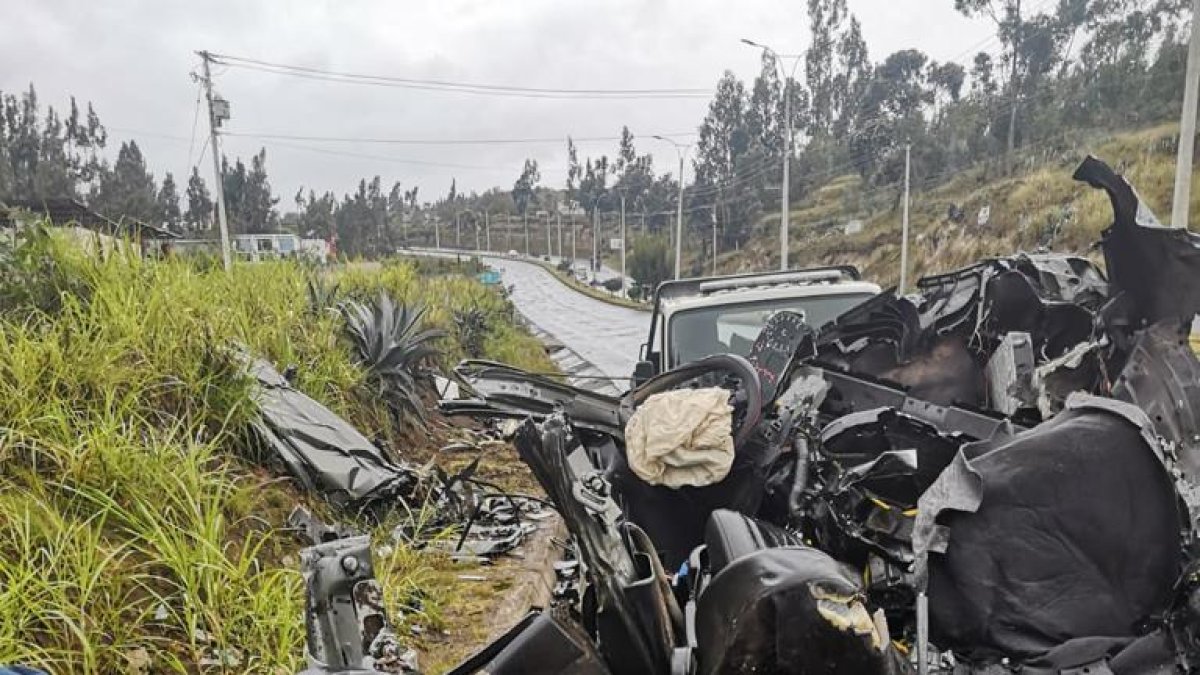 Ambato. Agentes de Tránsito recogen los restos del automóvil chocado.