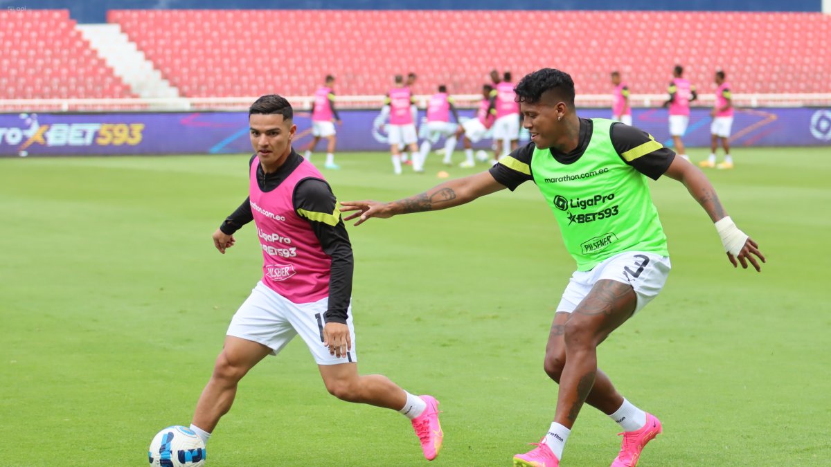 Alexander Alvarado (i) será titular en el ataque albo ante Botafogo.