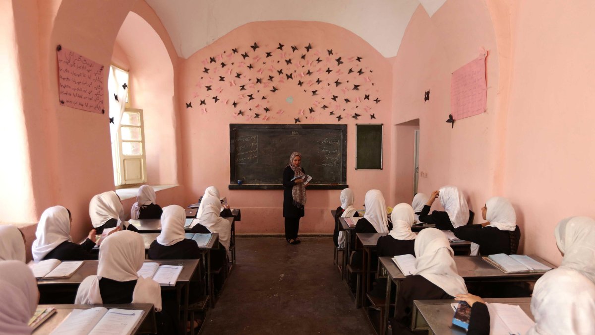 Niñas afganas atienden en una clase en Herat (Afganistán) en una foto de archivo.