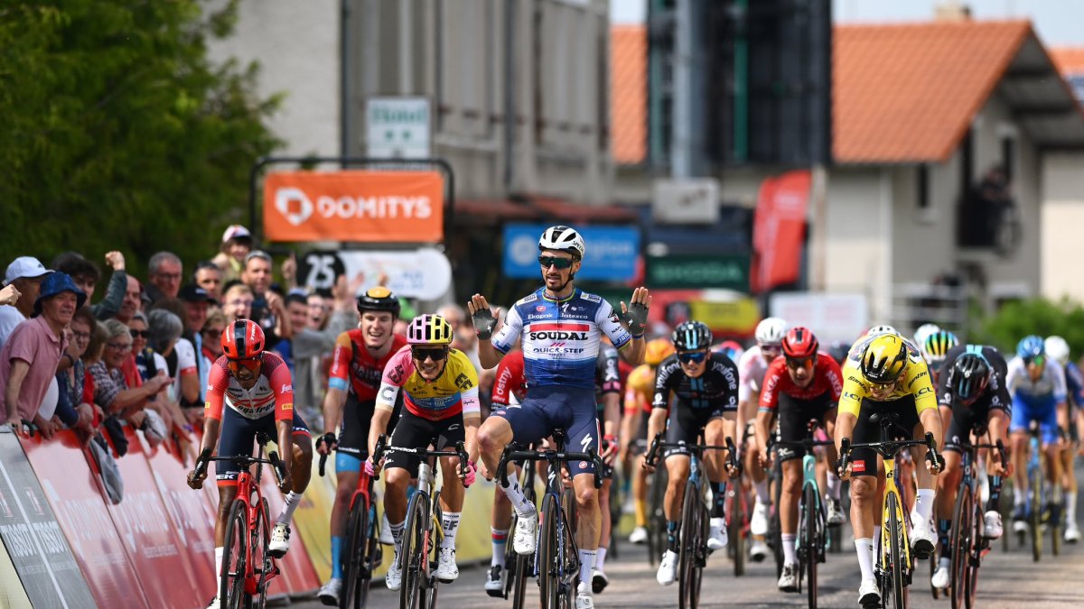 Richard Carapaz (i) se quedó con el segundo lugar de la etapa en una dura batalla con Julian Alaphilippe (c).