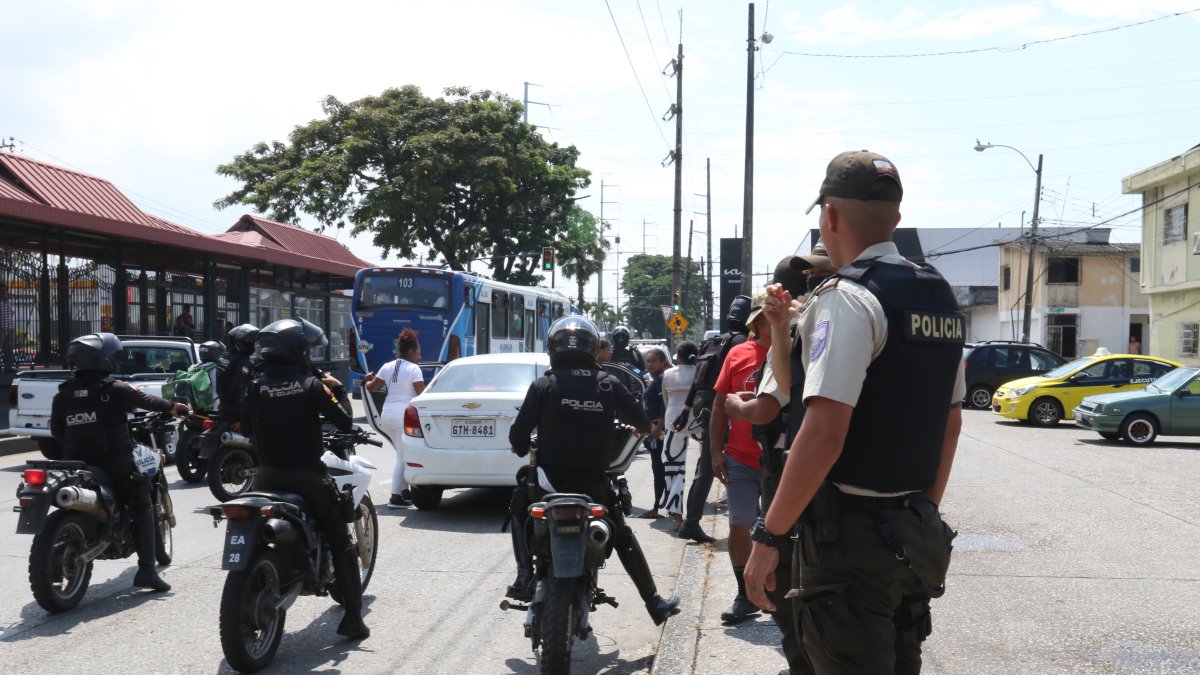 Resguardo. Un grupo de policías seguía la ruta de la caravana.
