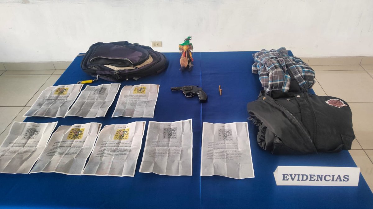 Evidencia. En poder de los detenidos se hallaron panfletos extorsivos.