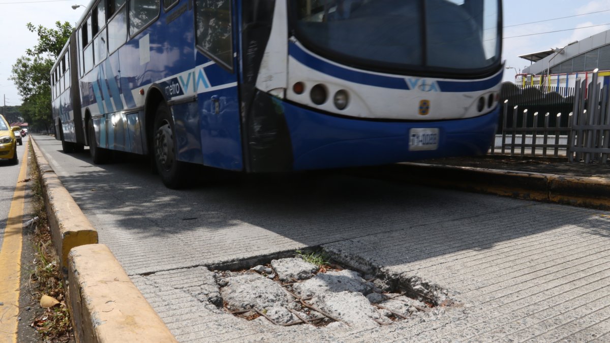 1. Deterioro. Entre las paradas la Pradera y la Cuba están los daños más graves que ha sufrido la    calzada.