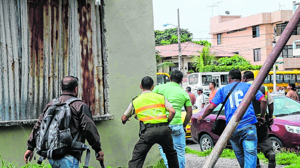 Foto referencial de policías en un operativo en una zona del suburbio de Guayaquil.