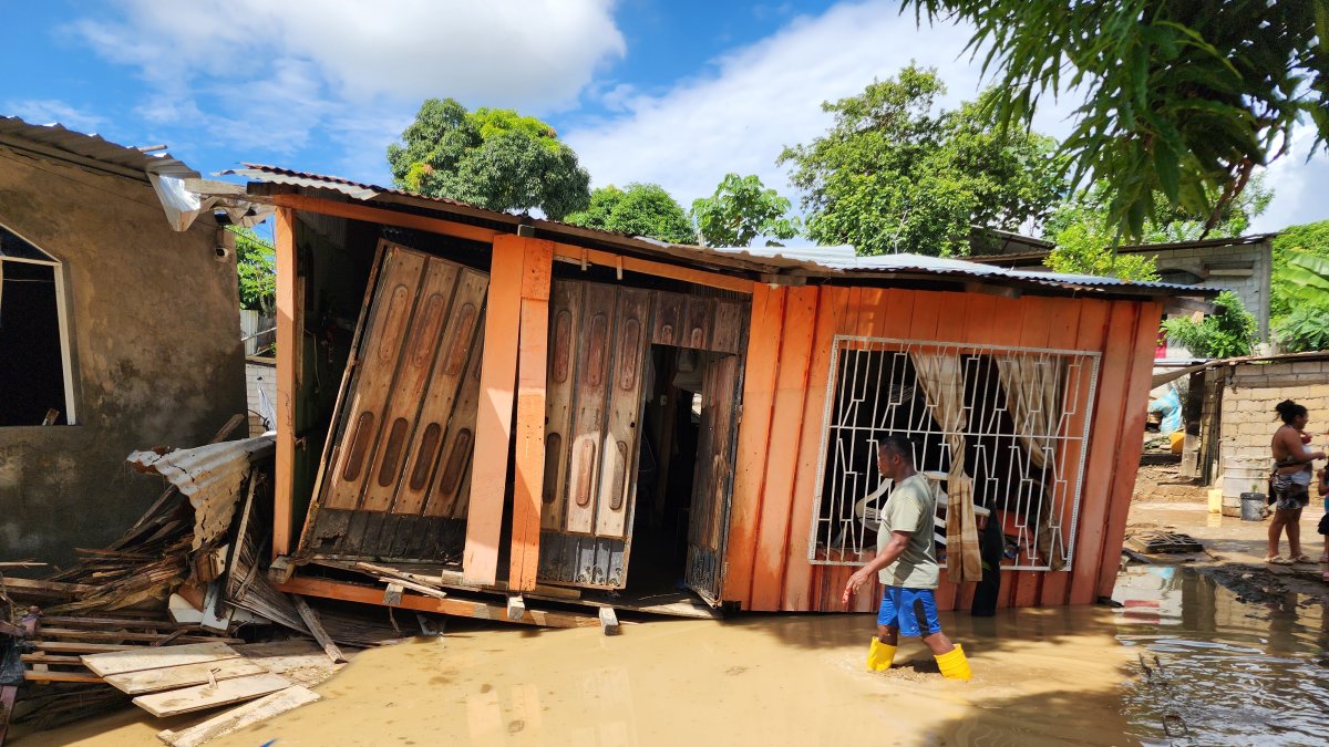 Una vivienda entera fue arrastrada más de 10 metros en el barrio 50 Casas. Los moradores trataban de recoger las cosas.