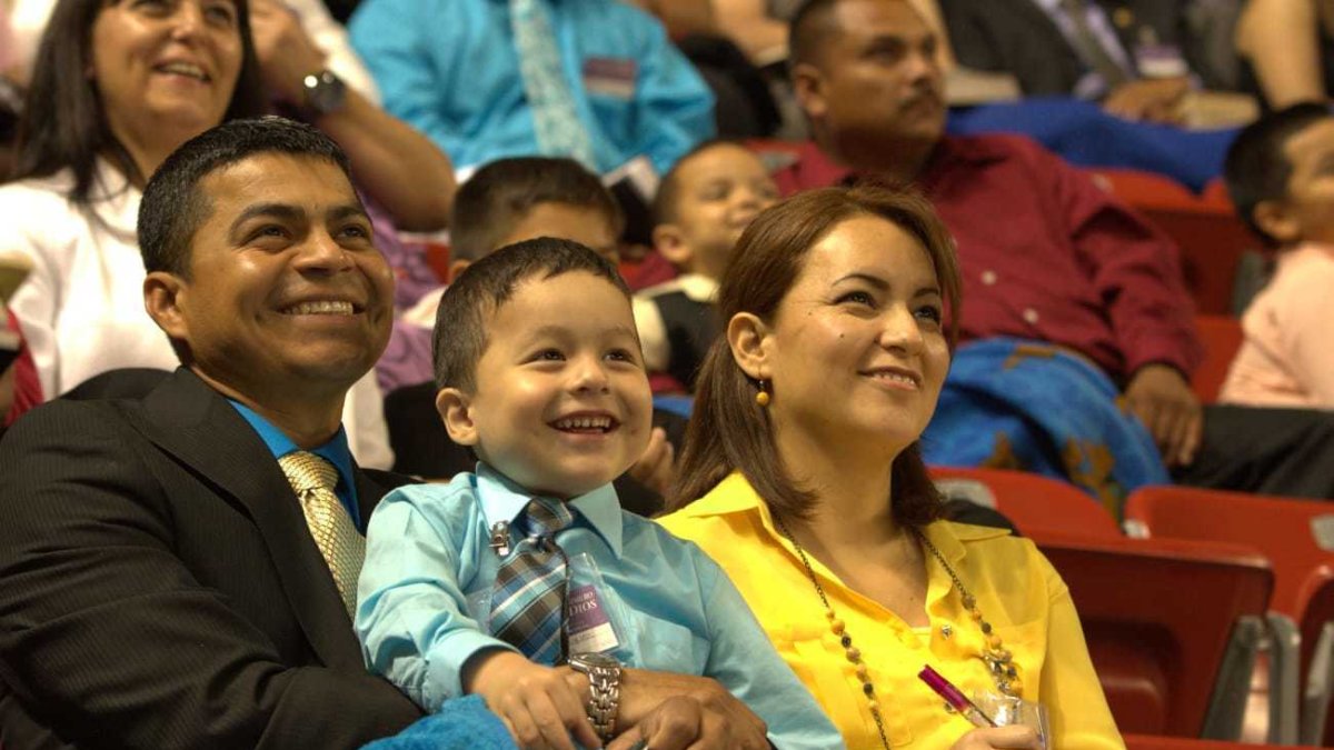 Reunión.- Una familia disfruta de un programa de la Asamblea de los testigos de Jehová.
