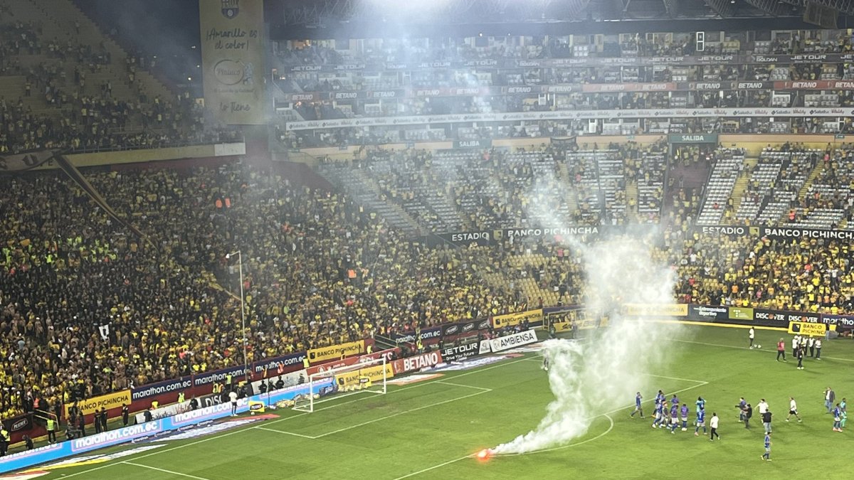 Hinchas de Barcelona arrojaron bengalas al terreno de juego tras perder el Clásico.