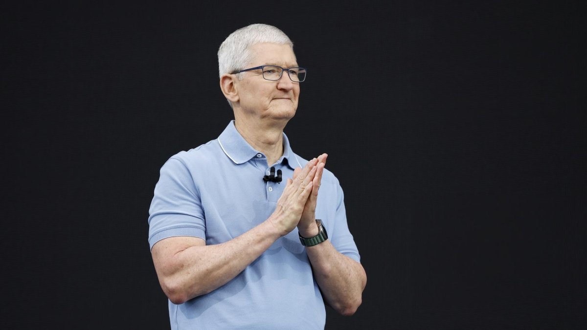 El máximo ejecutivo de Apple, Tim Cook, habla durante la Conferencia Mundial de Desarrolladores (WWDC), que se desarrolla en la sede de Apple Park en Cupertino, California, este 5 de junio de 2023.