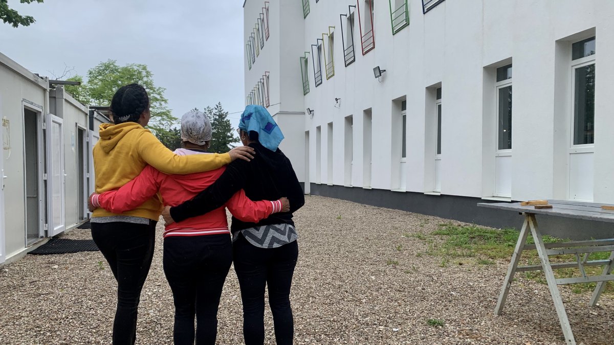 Asistencia. Tres mujeres cubanas en el centro de refugiados de Borici.