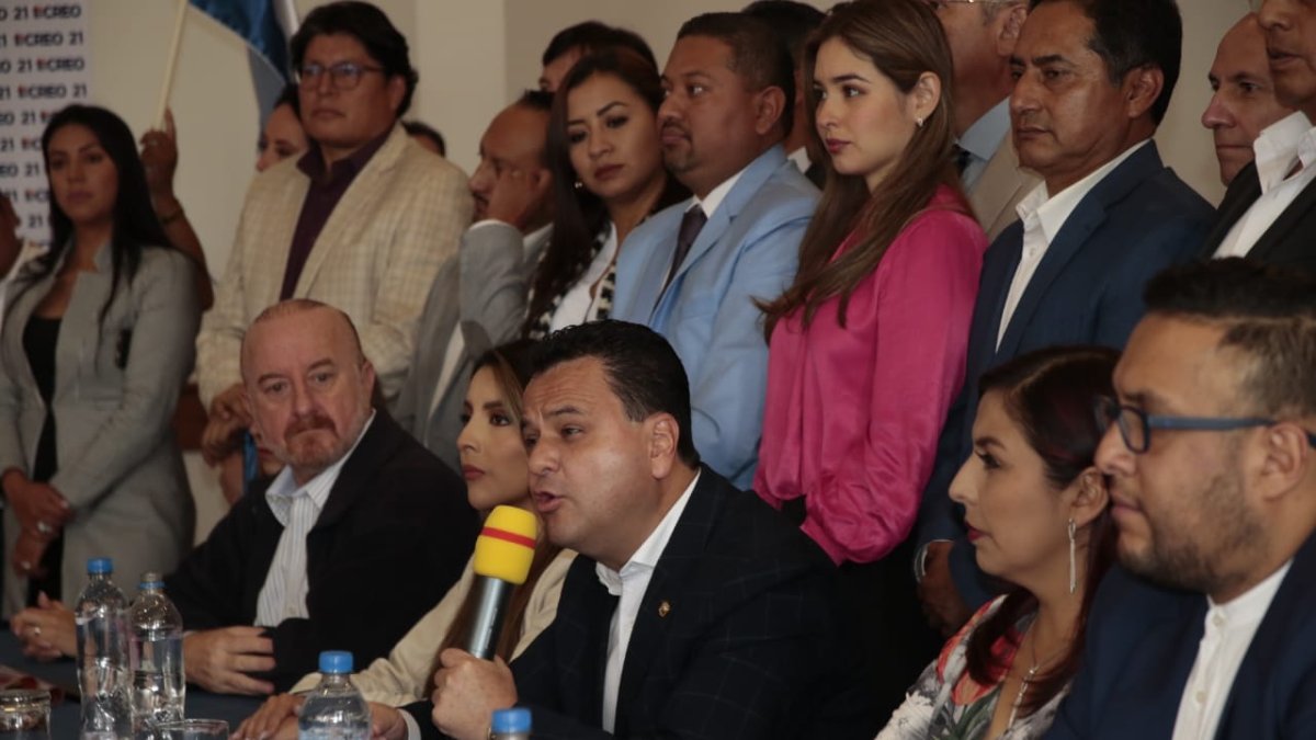 Esteban Bernal apareció junto a exasambleístas y dirigentes provinciales del movimiento CREO.