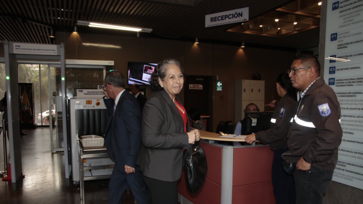 Diligencia. Patricia Ochoa, viuda de Gabela, asistió a la Fiscalía para escuchar la versión.