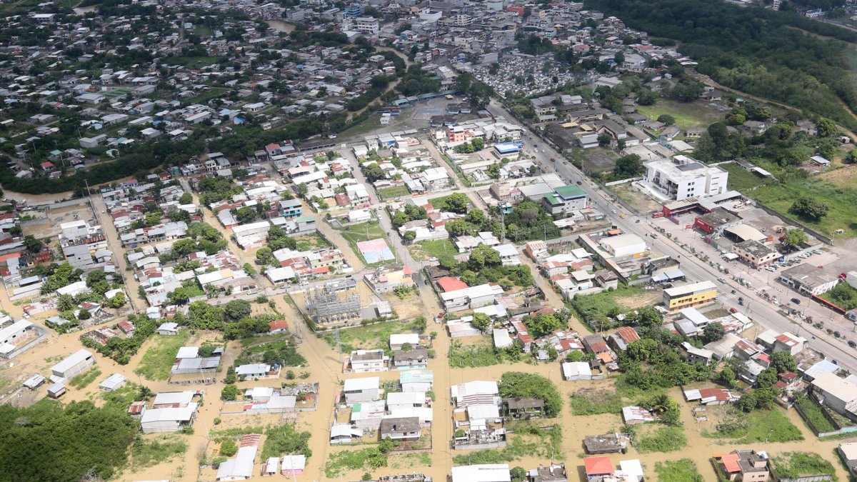 Fotografía cedida por Presidencia de Ecuador que muestra áreas afectadas por las lluvias en la provincia de Esmeraldas (Ecuador).
