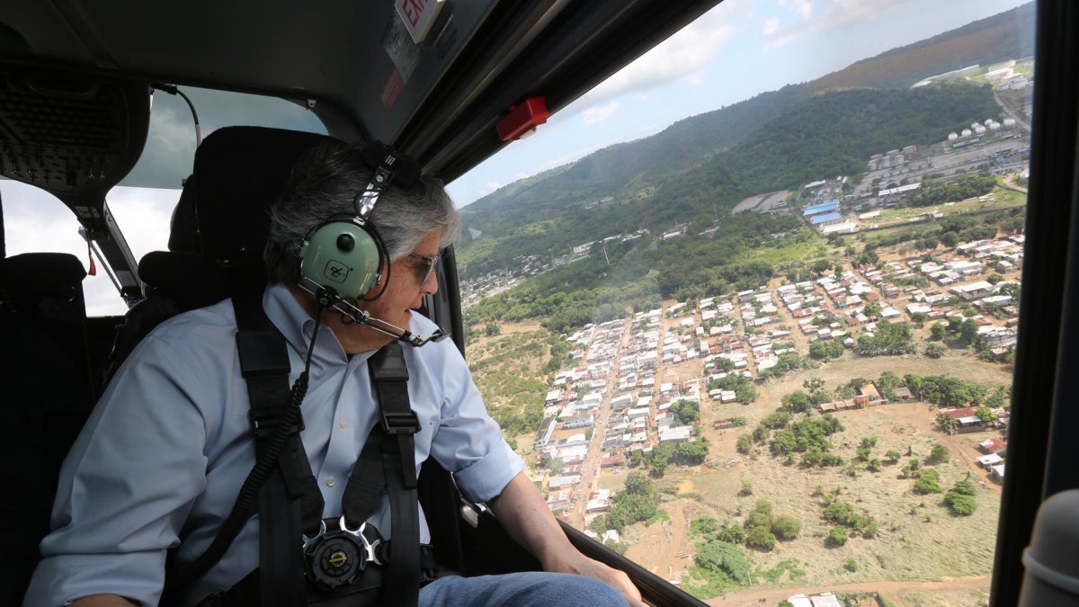 Fotografía cedida por Presidencia de Ecuador que muestra al presidente ecuatoriano, Guillermo Lasso, mientras realiza un sobrevuelo hoy por las áreas afectadas en la provincia de Esmeraldas (Ecuador).