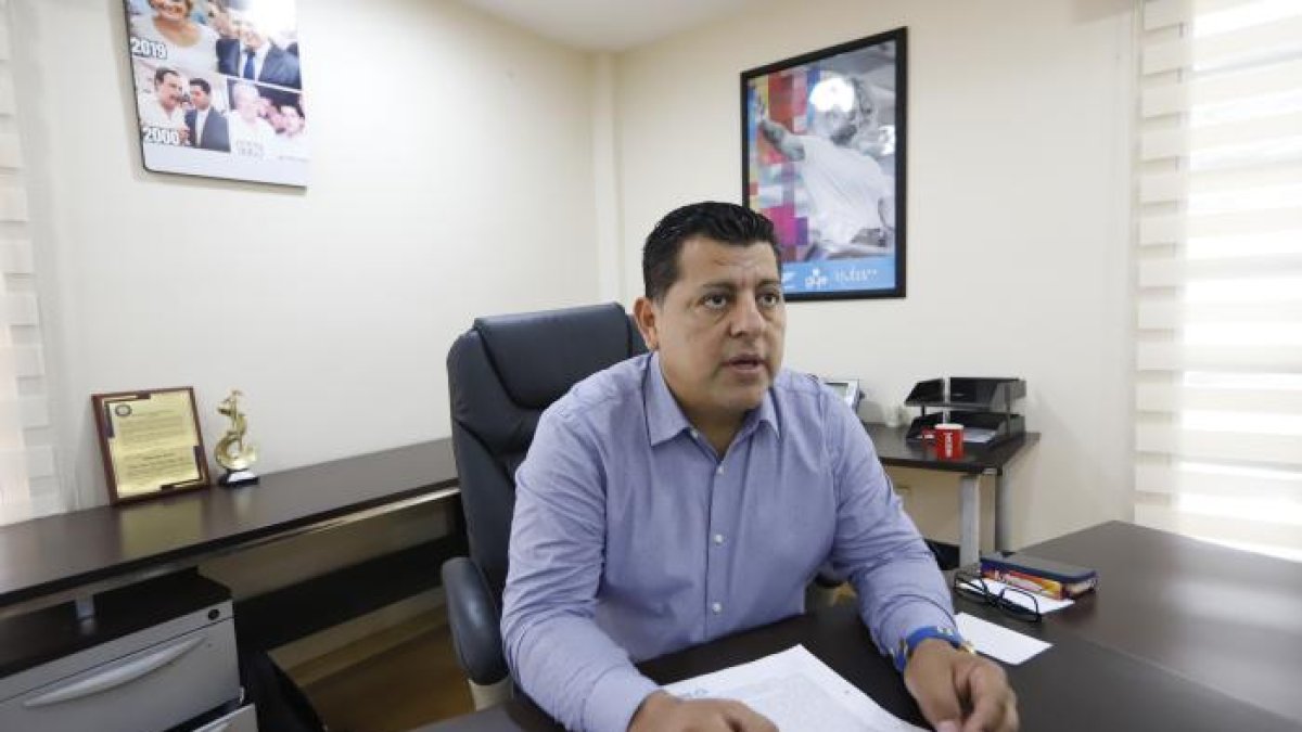 Cargo. Es abogado de profesión y experto en derecho procesal, sus funciones serán evitar los asentamientos igrregulares y erradicar el tráfico de tierras