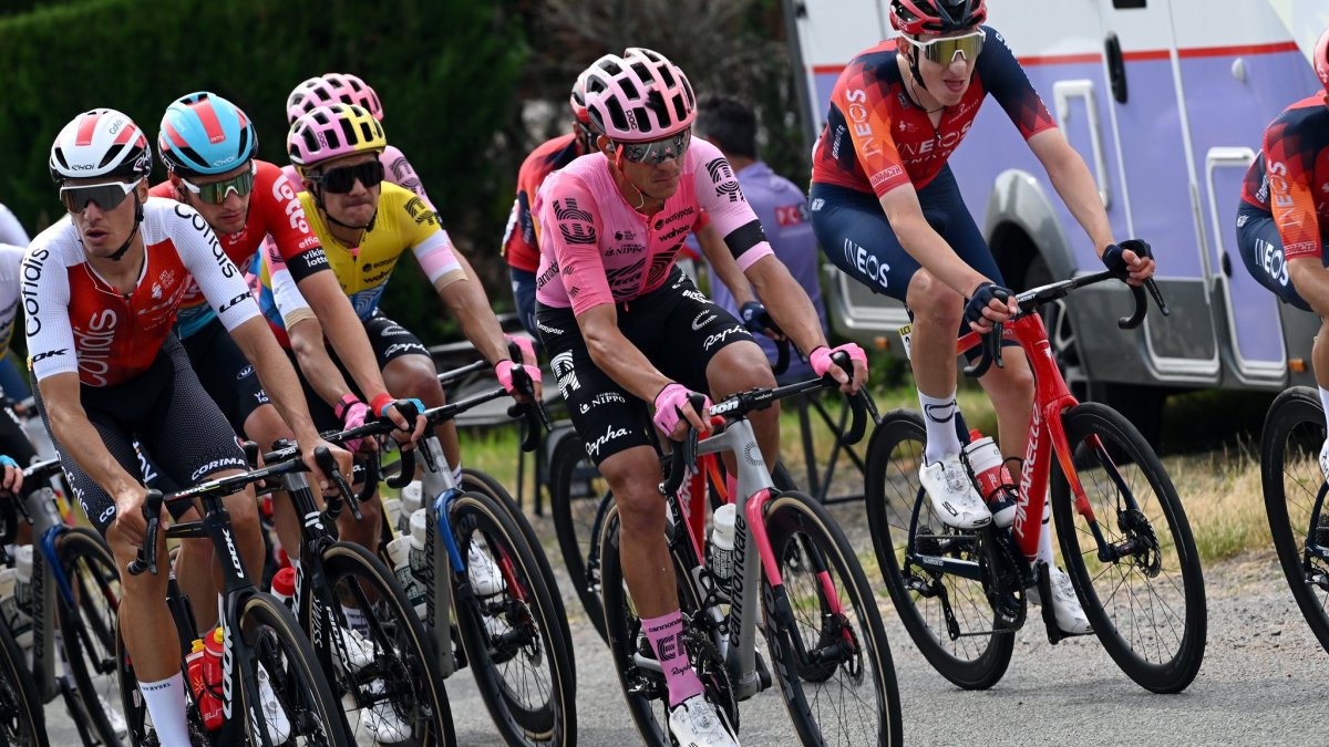 Richard Carapaz  con su maillot tricolor durante la tercera jornada del Critérium del Dauphiné.