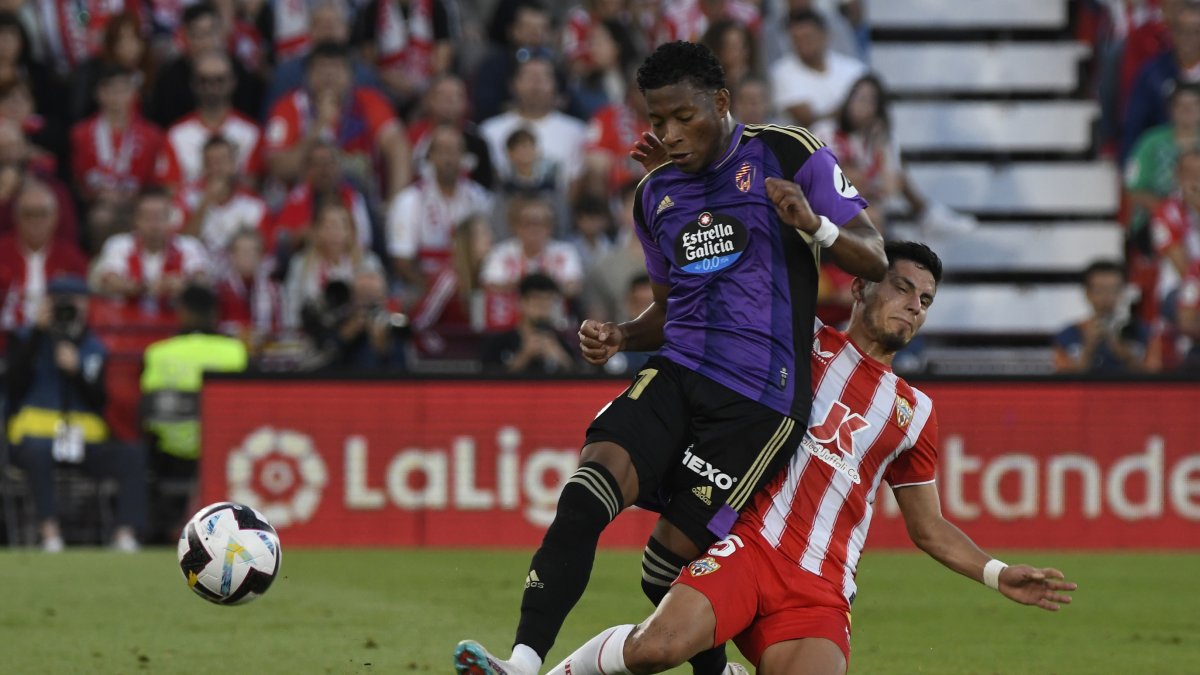 El atacante Gonzalo Plata (i) fue uno de los jugadores más destacados que tuvo el Real Valladolid en la temporada 2022-2023, en España.