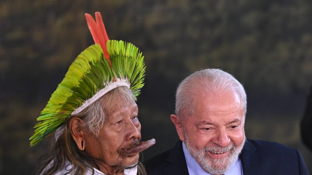 El presidente de Brasil Luiz Inácio Lula da Silva (d) posa con el líder indígena Raoni Metuktire en una ceremonia por el Día Mundial del Medio Ambiente.