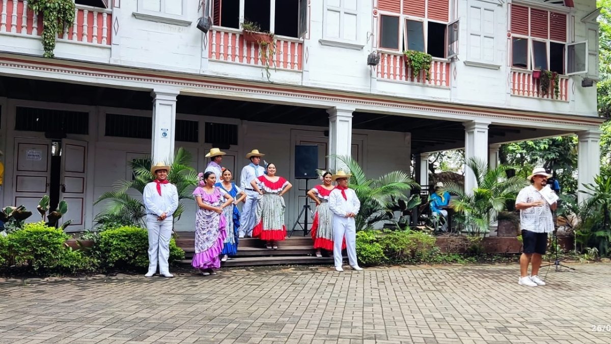 Una de las actuaciones recientes del Retrovador, en el Parque Histórico de Guayaquil.