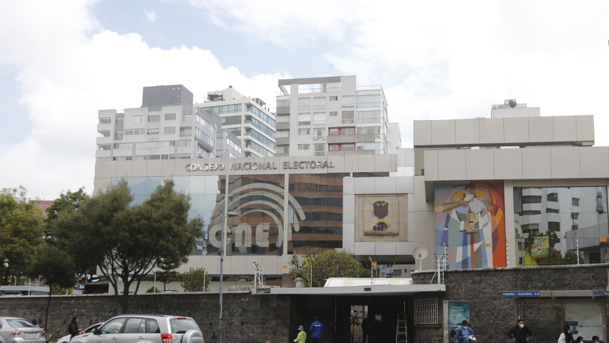 Fachada del edificiio Consejo Nacional Electoral, en Quito.