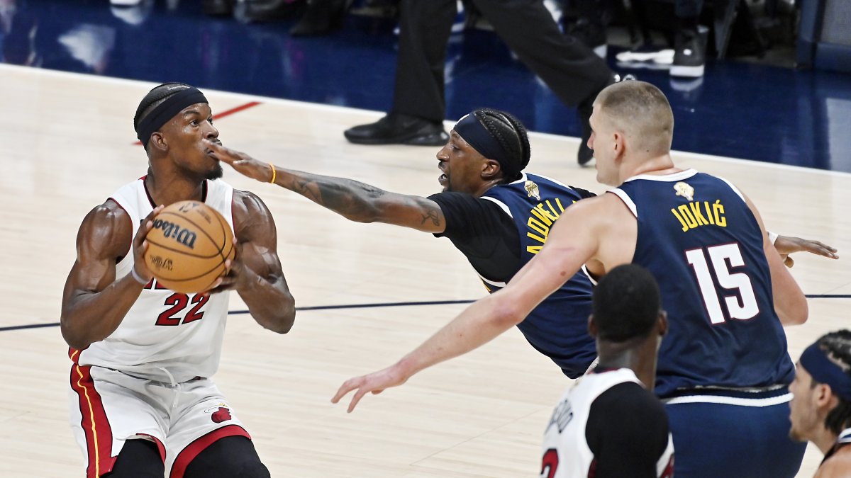Butler (i) liderará a los Heat en el tercer juego ante los Nuggets de Jokic (d).