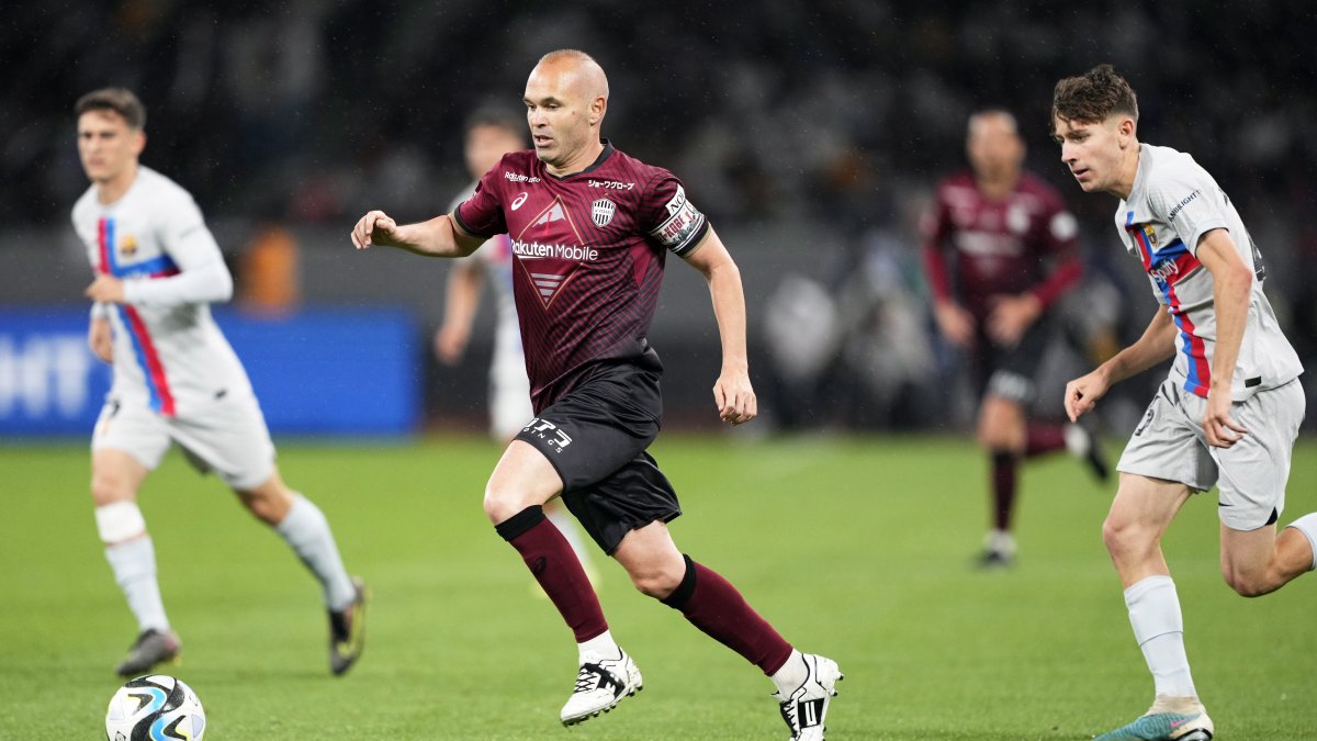 Andres Iniesta (c) durante el amistoso ante el Barcelona que marcó su despedida del cuadro japonés.