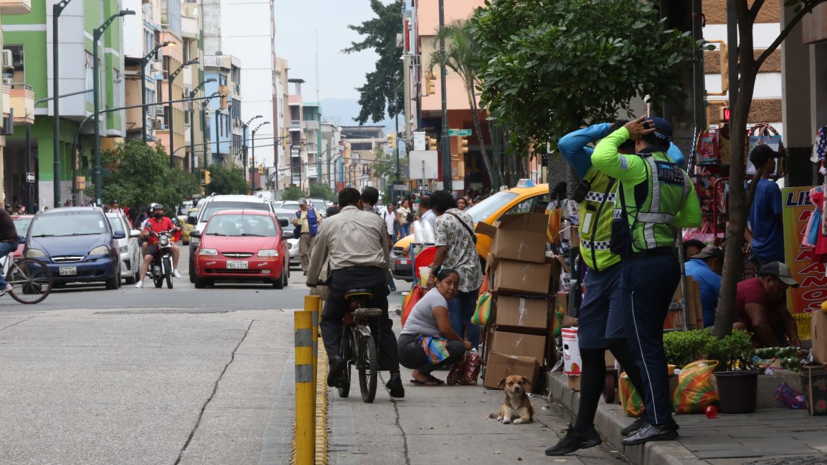 Escenario. En un tramo de la avenida 10 de Agosto se observa que la ciclovía también es ocupada por el comercio que abunda en la zona.