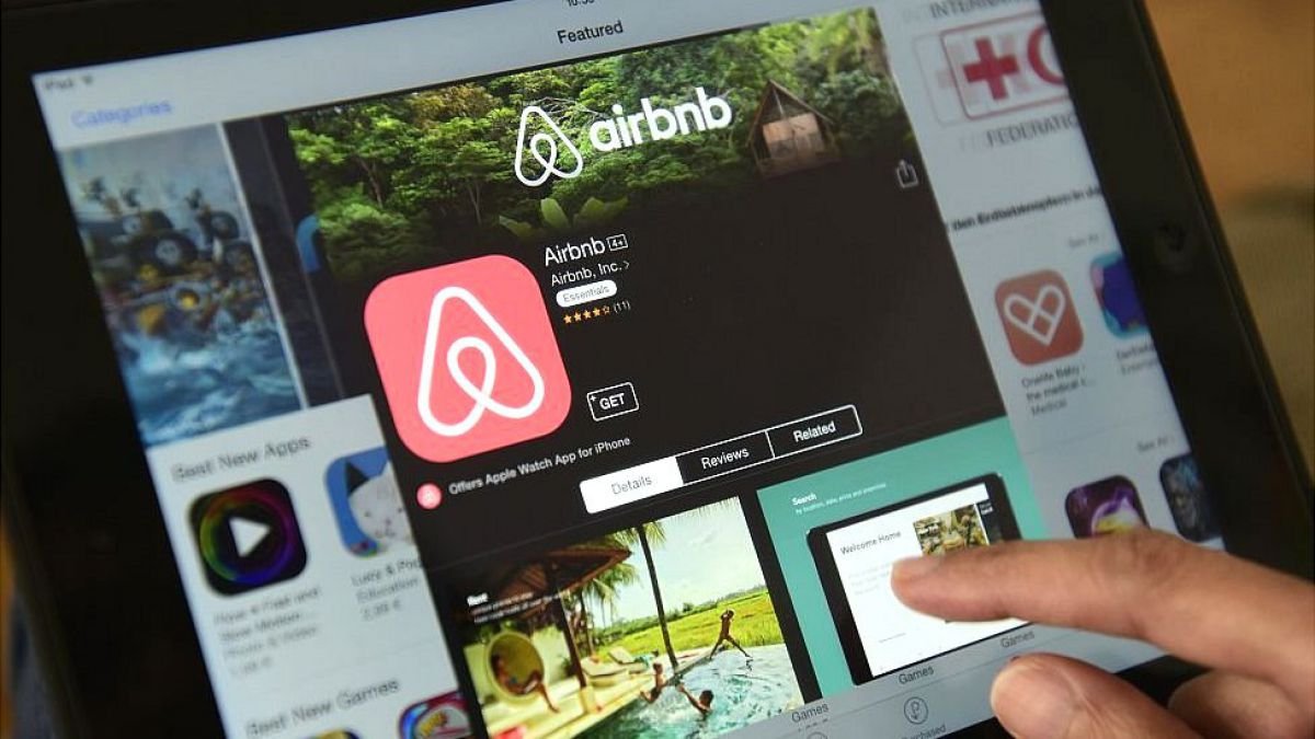 Mercado. Una persona revisa el portal de Airbnb para conocer ofertas.