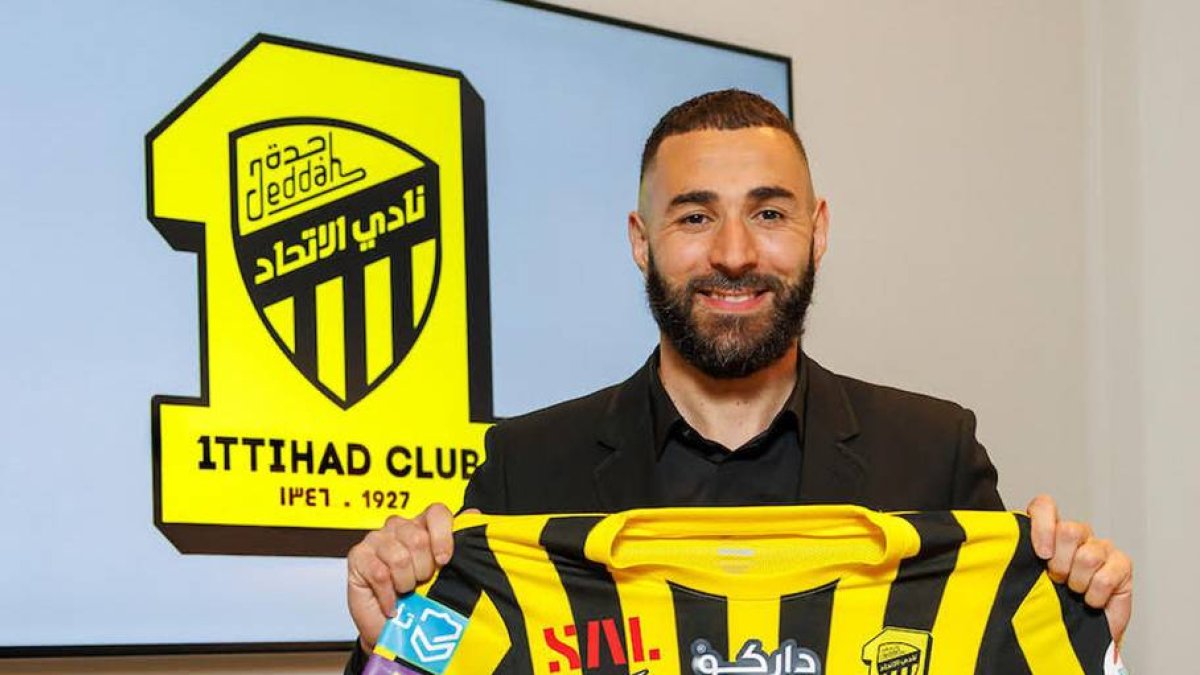 Karim Benzema junto a la equipación negra y amarilla que llevará en el Al Ittihad.