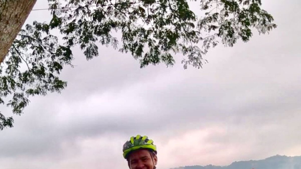 El niño Mathius Gutiérrez junto a su padre tras una ruta.