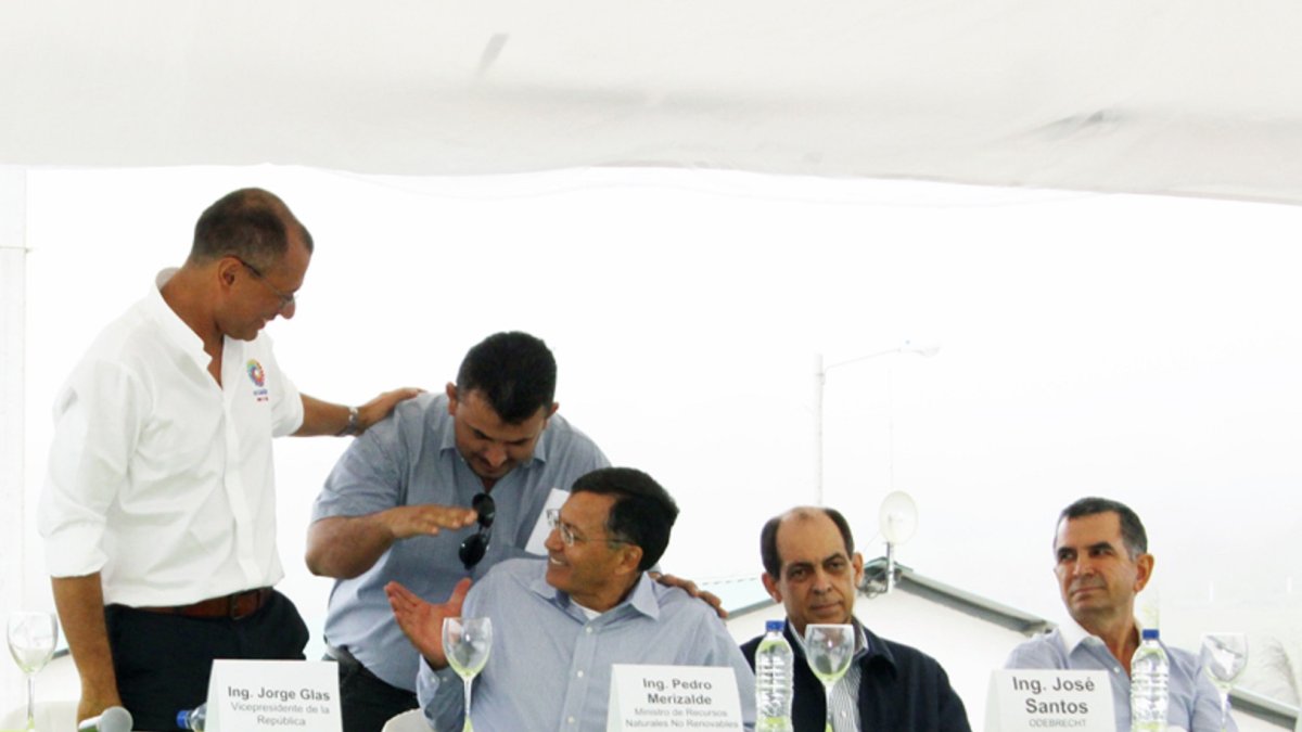Manabí. Pedro Merizalde (sentado en el centro) junto con Jorge Glas y José Conceicao Santos, exrepresentante de Odebrecht, en un evento sobre la Refinería del Pacífico, en 2013.