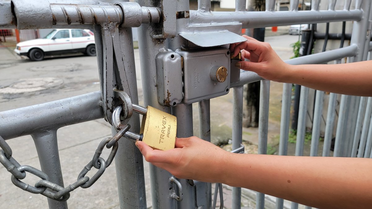 Más de 30 personas llegan a tener una copia de la llave del candado y de la cerradura de cada puerta que hay en una peatonal, por lo general son una al ingreso y otra a la salida.