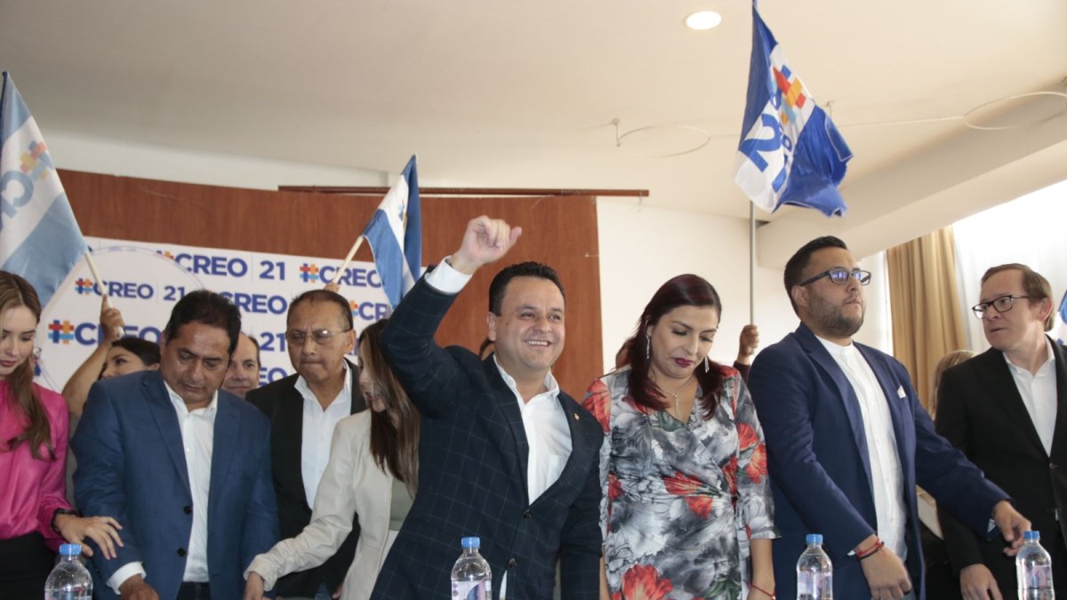 Panorama. Esteban Bernal estuvo acompañado de exasambleístas (no todos) y dirigentes provinciales de CREO.