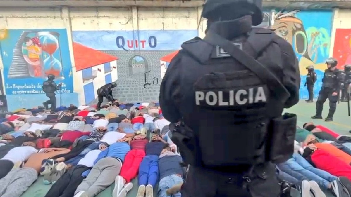 Revisión. Agentes de las unidades tácticas de la Policía hicieron una requisa y encontraron armas y drogas en la cárcel.