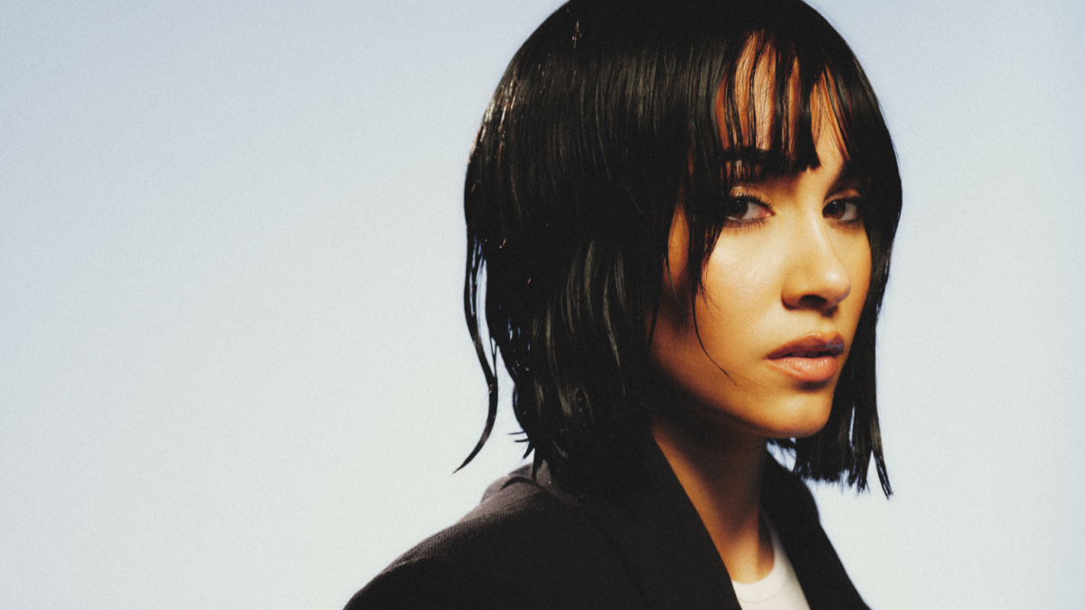 En el videoclip aparecen algunos personajes conocidos de la escena española.