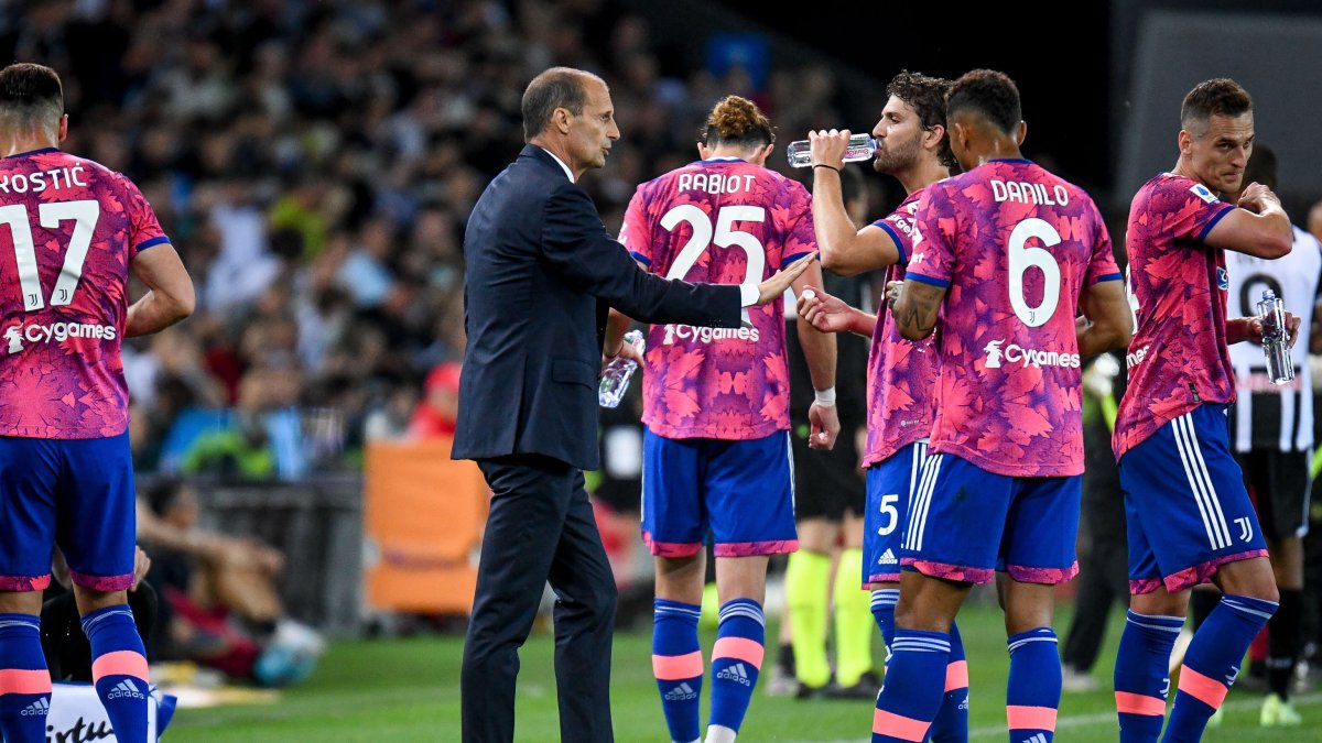 El entrenador de la Juventus, Massimiliano Allegri (C), habla con los jugadores durante el partido de fútbol de la Serie A italiana.