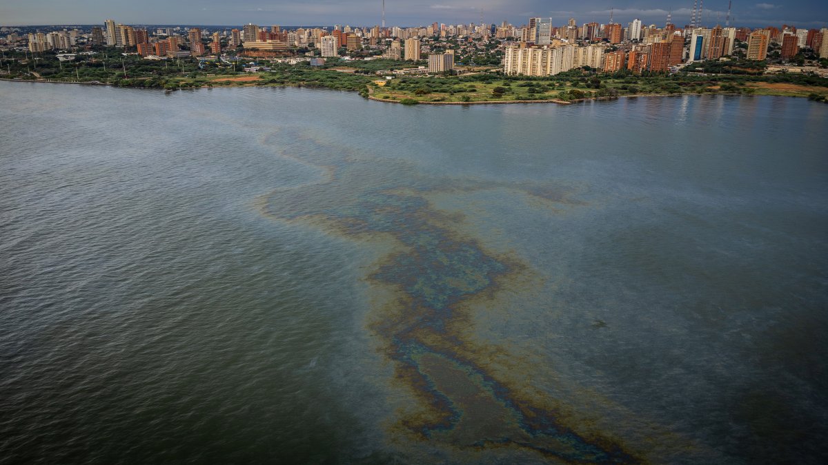 Fotografía aérea de una mancha de petróleo sobre el lago de Maracaibo, (Venezuela), difundida el lunes lunes 5 de junio.