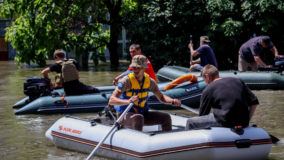 La gente se desplaza en botes de goma por las calles inundadas de Kherson, Ucrania, el 07 de junio de 2023.