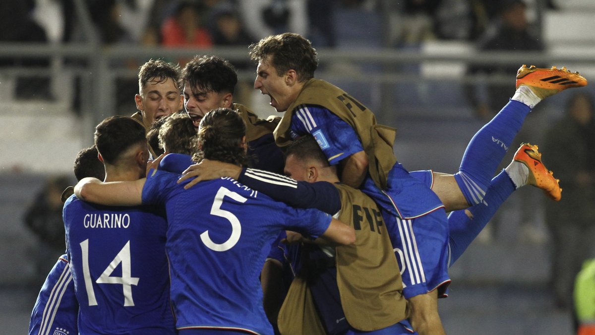 Jugadores de Italia celebran al final del partido ante Colombia por los cuartos de final de la Copa del Mundo sub-20.