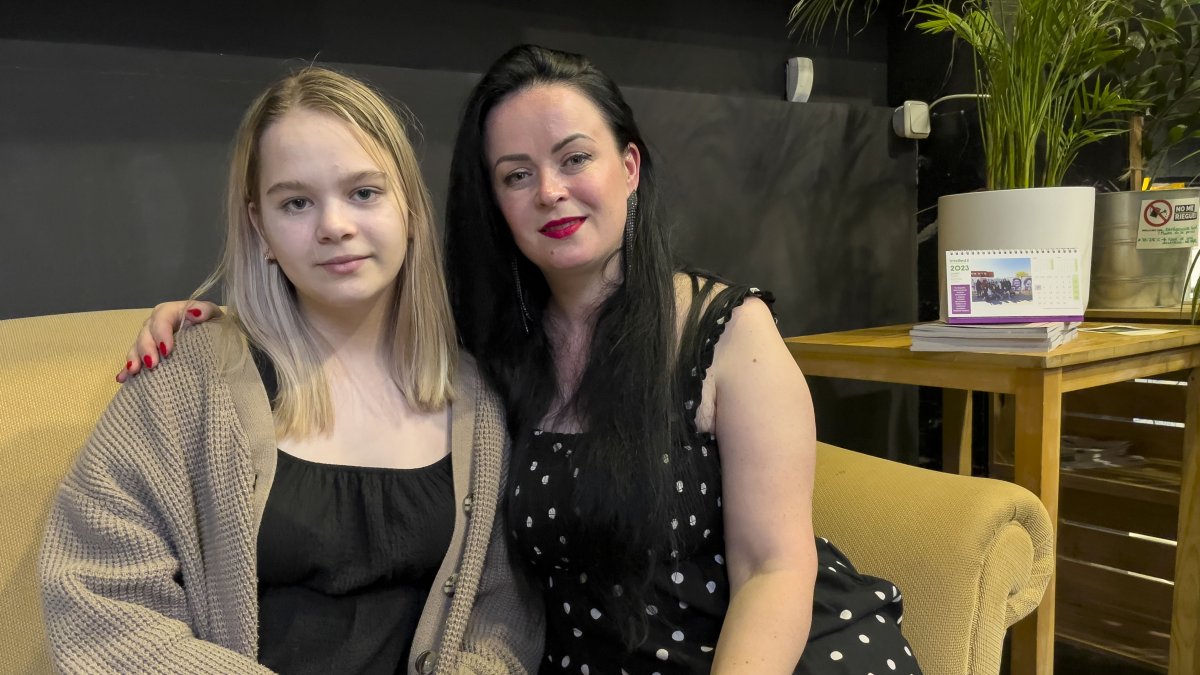 Pistas. La ucraniana Yaroslava Afanasenko (d) y su hija viven en Madrid.