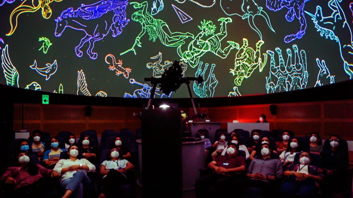 Un grupo de personas asisten a las primeras funciones tras la reciente reapertura del Planetario Nacional Mutsumi Ishitsuka, en Lima.