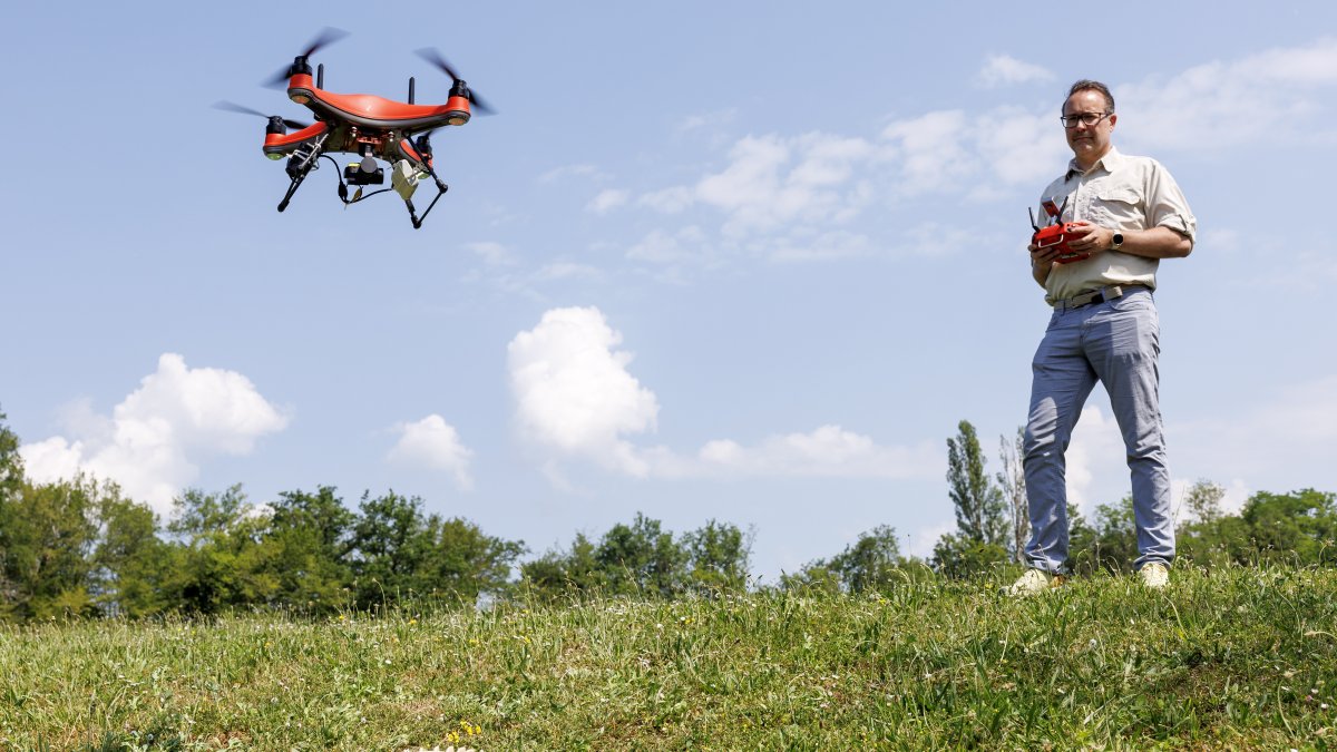 Un dron con inteligencia artificial que se utiliza para la detección y limpieza de minas antipersona en zonas en conflicto, según mostró hoy el Comité Internacional de la Cruz Roja (CICR).