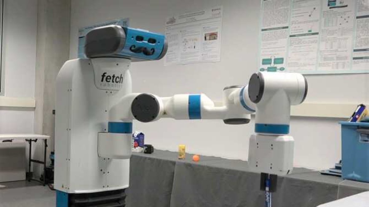 El robot fue creado por Ali Ayub y Juhi Shah. Mediante un algoritmo de detección de objetos, lo programaron para ubicar cada objeto y mapeara sus cambios de lugar.