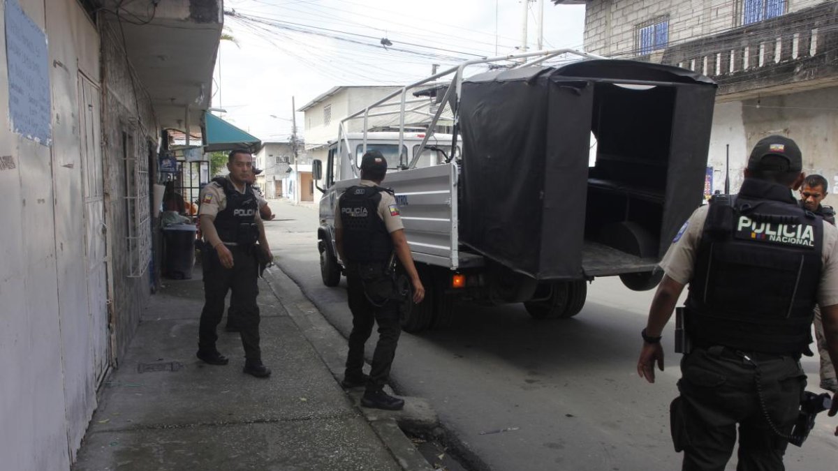 Agentes policiales llegaron a la zona para investigar el caso y retirar la tricimoto, como parte de las indagaciones.
