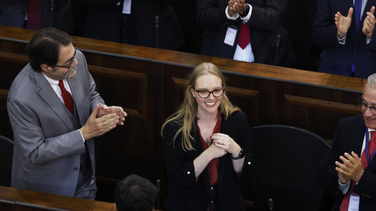 Beatriz Hevia (c) es elegida presidenta del Consejo Constitucional, durante la sesión de instalación del Consejo Constitucional hoy en Santiago de Chile (Chile).