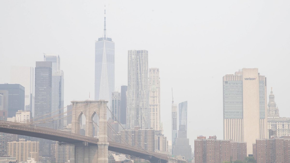 El humo como resultado de los incendios forestales canadienses envuelve el horizonte de la ciudad de Nueva York, convirtiéndolo en la peor calidad del aire en el mundo en este momento, visto desde el distrito de Brooklyn de Nueva York, Nueva York, EE. UU., 07 de junio de 2023.
