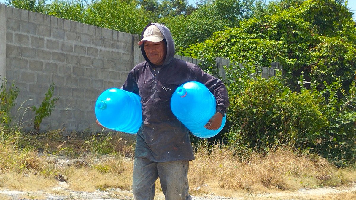 Algunos pobladores prefirieron comprar agua purificada antes de consumir la que llega en las llaves.