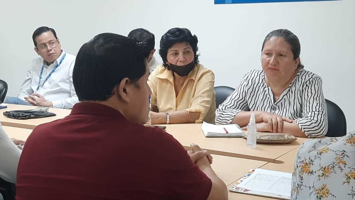 Reunión. Más de 15 asistentes formaron parte de la mesa de diálogo.